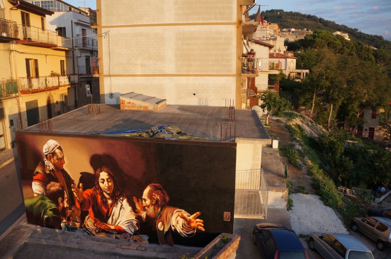Caravaggio in strada, un'altra magnifica opera di Andrea Ravo Mattoni