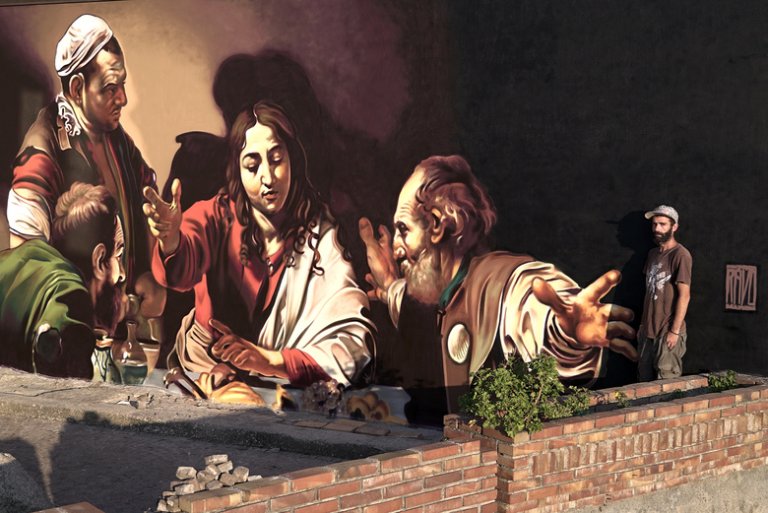 Caravaggio in strada, un'altra magnifica opera di Andrea Ravo Mattoni