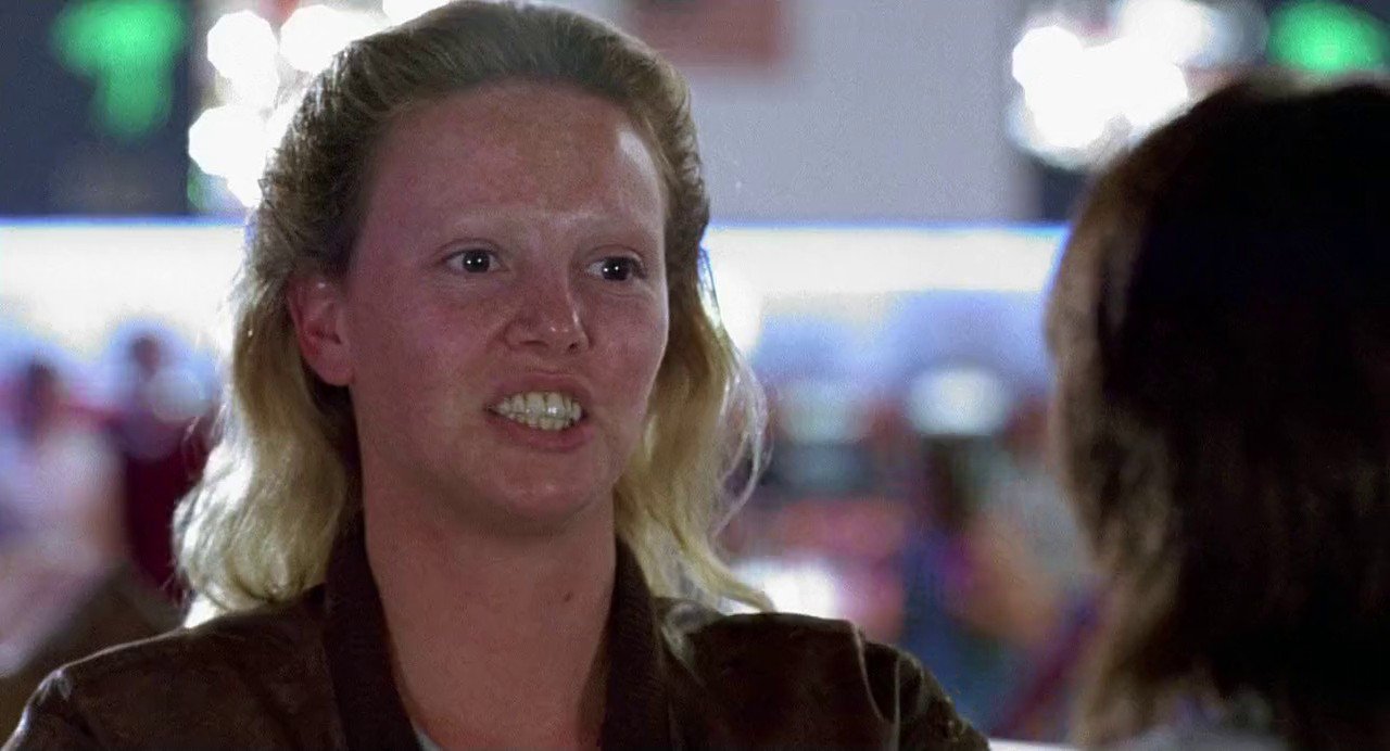 In Monster Charlize Theron era quasi irriconoscibile: per quel ruolo è ingrassata quasi 15 kg e ha  sottoposto la sua pelle ad un trattamento intensivo per sembrare più vecchia. Grazie al quel film ha vinto l’Oscar come migliore attrice.