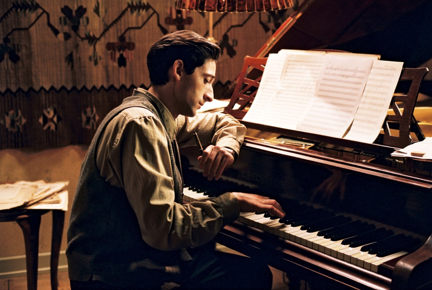 Per rapprendere il pianista sopravvissuto all’olocausto nella pellicola di Roman Polanski, Adrien Brody ha perso quasi 14 kg. In più ha preso lezioni di piano intensive fino a quando non è riuscito a suonare perfettamente le partiture di Chopin inserite nel film.