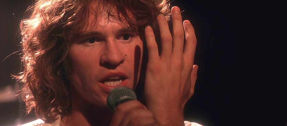 Per interpretare Jim Morrison nel noto film di Oliver Stone, Val Kilmer non solo è riuscito ad ottenere una somiglianza impressionante con il leader dei Doors, ma anche imparato a memoria 50 canzoni del gruppo americano. Per molti mesi l’attore ha seguito lo storico produttore della band, Paul Rothschild, con l’obiettivo intonare la sua voce alla stesso modo di quella di Morrison.