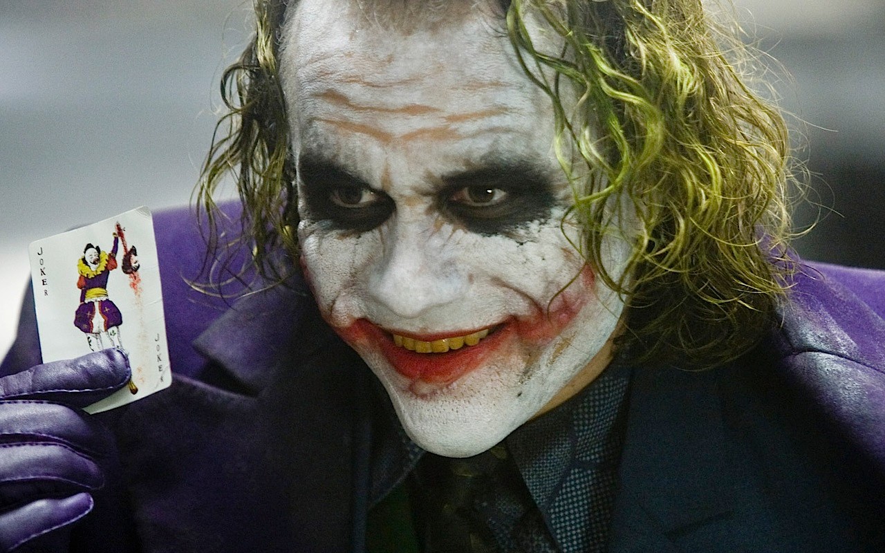 Il suo Joker ne Il cavaliere oscuro di Christopher Nolan è stato sicuramente una delle migliori prove che Heath Ledger ha presentato durante la sua carriera. Per preparasi è rimasto in solitudine in una camera d’albergo a Londra per più di 10 mesi. Secondo il regista ha studiato in maniera ossessiva i quadri di Francis Bacon e il libro Arancia Meccanica di Anthony Burgess. Oscar postumo.
