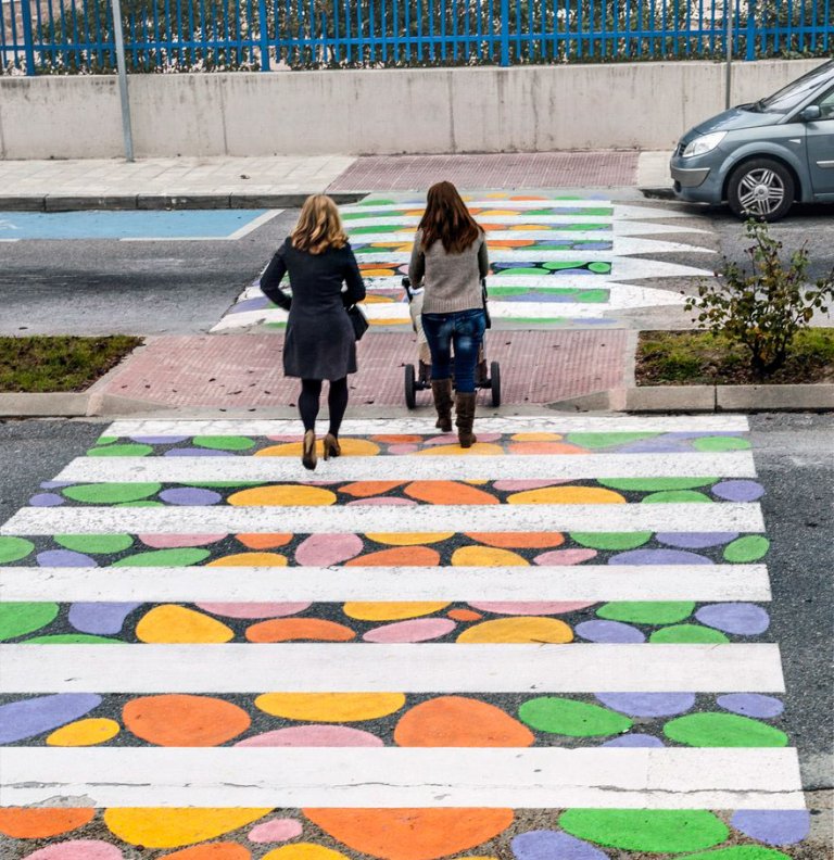 Le strisce pedonali colorate di christo guelov
