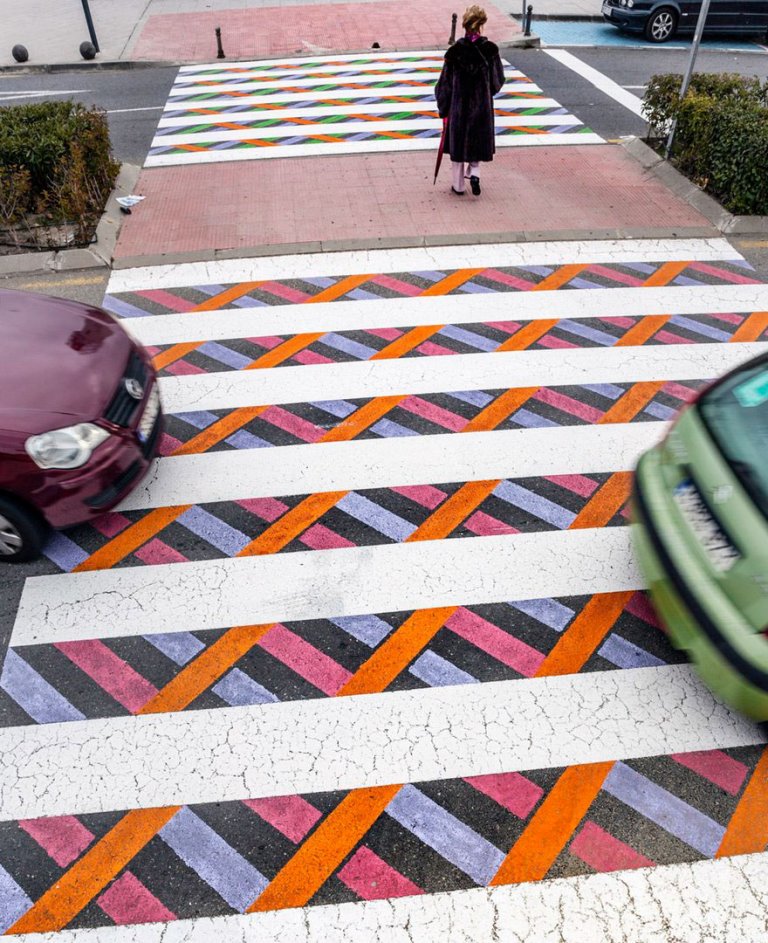 Le strisce pedonali colorate di christo guelov