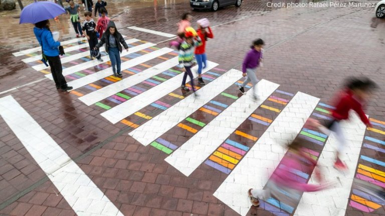 Le strisce pedonali colorate di christo guelov