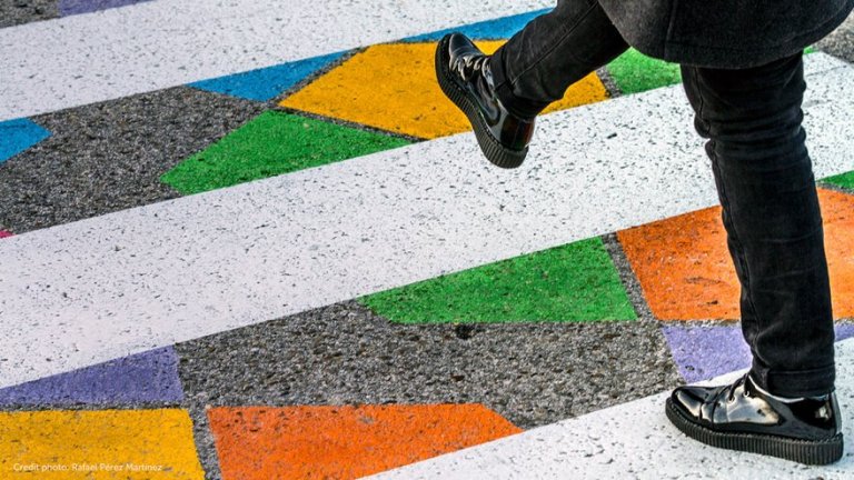 Le strisce pedonali colorate di christo guelov