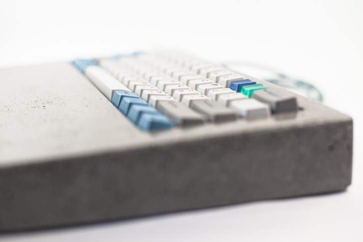 Pesa più di cinque kg, difficilmente la sposterete mai dalla vostra scrivania