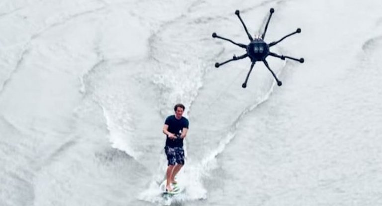 Fare surf trainato da un drone è lo sport più spettacolare che esista