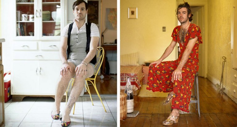 Questi ragazzi posano con i vestiti delle loro fidanzate, per mettersi sul serio nei loro panni