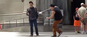 Taglia i bastoni da selfie ai turisti con le cesoie: eroe o impostore?