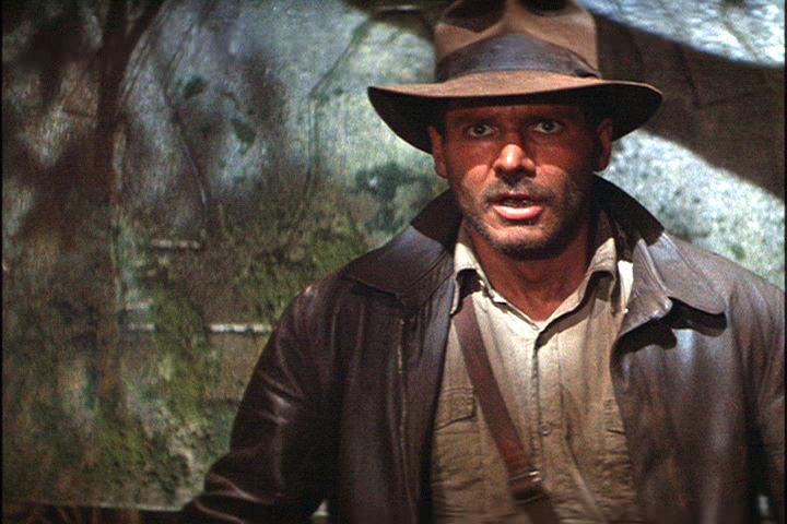 La notte prima dell'inizio delle riprese de I predatori dell'arca perduta, la costumista Deborah Nadoolman si è fatta prestare un coltellino svizzero da Harrison Ford e l'ha usato insieme a una spazzola d'acciaio per rovinare la giacca e invecchiarla. Morale: ha avuto schegge di ferro nelle mani per settimane.