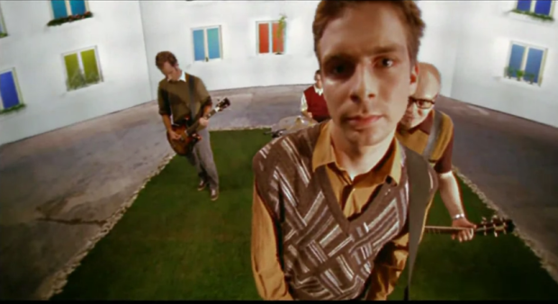 Band alternative tedesca, sciolta nel 2009. Ha pubblicato 5 album ma un pezzone come questo qua non l'ha più scritto.