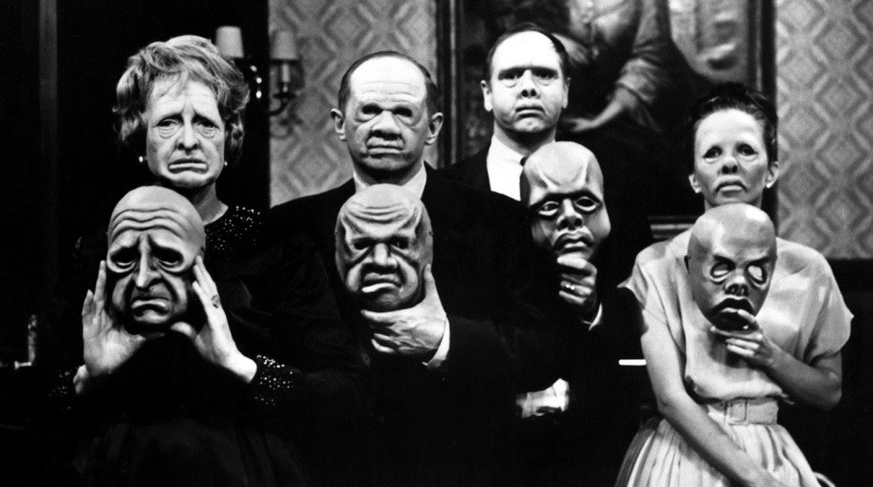 Dal 1959 al 1964, la serie classica di Rod Serling ha avuto come sceneggiatori scrittori del calibro di Richard Matheson, Charles Beaumont e Ray Bradbury. Mistero, stranezze, angoscia e storie impossibili, che cambiano a ogni puntata e riescono a torturare ancora i nostri sogni. TEMPO DI VISIONE: 78 ore