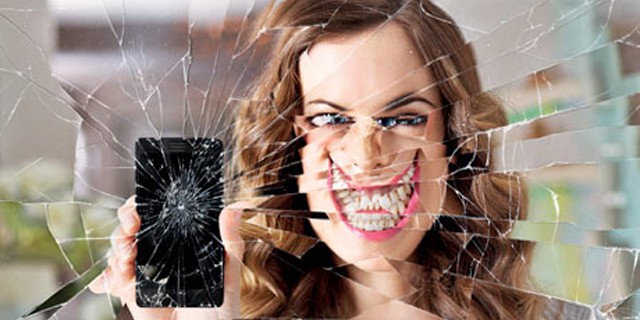 La serie di Charlie Brooker è un'antologia che racconta con episodi a sé stanti un futuro prossimo in cui la tecnologia ha radicalmente cambiato (in peggio) la vita degli esseri umani. Non è un vero horror, ma la sua capacità di leggere nella nostra testa e di raccontarci le paure che non vogliamo ammettere la rendono un misto di ansia e paranoia difficile da dimenticare.