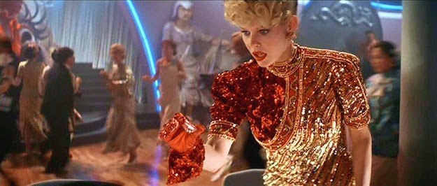 Il bellissimo vestito indossato da Willie Scott nella sequenza iniziale de Il tempio maledetto è stato creato con tessuti originali degli anni '20. Durante le riprese, venne quasi interamente mangiato da un elefante presente sul set