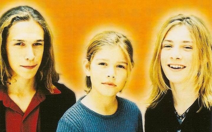 Che dire? A 30 anni e rotti sono costretti a suonare ancora MMMbop. Beati loro.