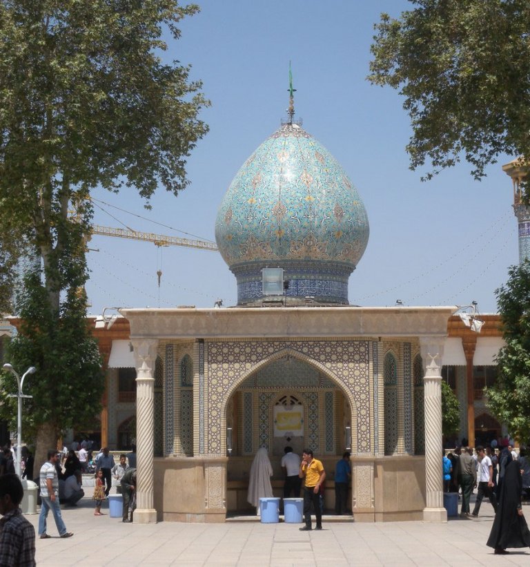 Questa moschea è talmente bella che sembra provenire da un altro pianeta