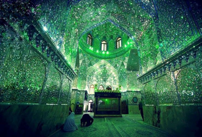 Questa moschea è talmente bella che sembra provenire da un altro pianeta