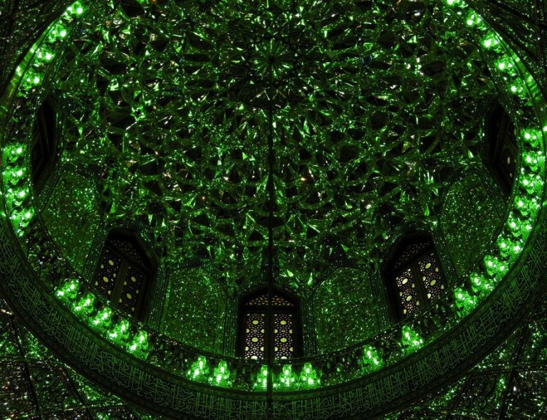 Questa moschea è talmente bella che sembra provenire da un altro pianeta