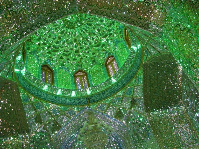 Questa moschea è talmente bella che sembra provenire da un altro pianeta