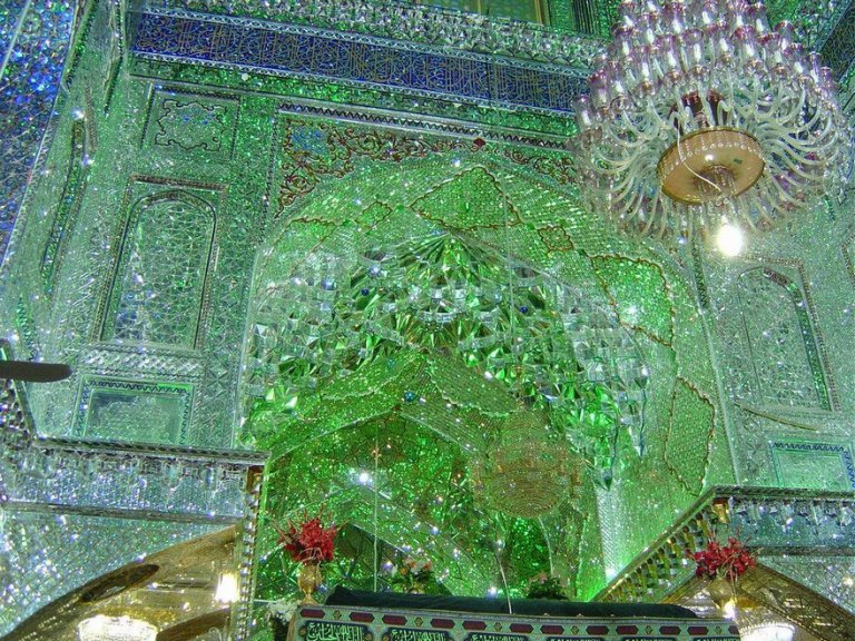 Questa moschea è talmente bella che sembra provenire da un altro pianeta