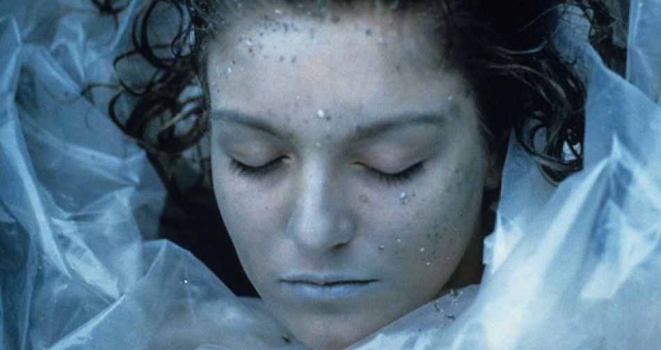 Twin Peaks di David Lynch e Mark Frost non è un horror in senso classico, ma c'è gente che ha ancora gli incubi dal 1990. Twin Peaks è la serie tv che ha inquietato mezzo mondo, che di colpo ha iniziato a chiedersi chi avesse ucciso Laura Palmer. La stanza rossa, il nano, Bob e i gufi che non sono quello che sembrano. Attendiamo con trepidazione la nuova stagione 25 anni dopo, nel 2017. TEMPO DI VISIONE: 23 ore