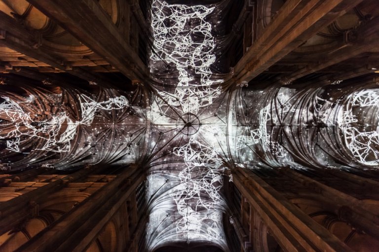 Uno spettacolare cielo virtuale è stato proiettato sul soffitto di una chiesa di Parigi da Miguel Chevalier