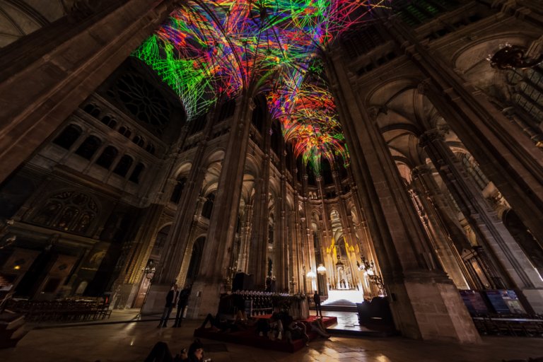 Uno spettacolare cielo virtuale è stato proiettato sul soffitto di una chiesa di Parigi da Miguel Chevalier