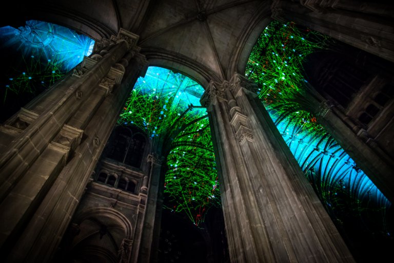 Uno spettacolare cielo virtuale è stato proiettato sul soffitto di una chiesa di Parigi da Miguel Chevalier