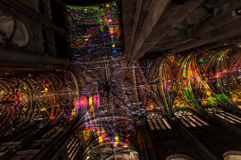 Uno spettacolare cielo virtuale è stato proiettato sul soffitto di una chiesa di Parigi da Miguel Chevalier