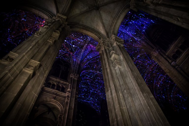 Uno spettacolare cielo virtuale è stato proiettato sul soffitto di una chiesa di Parigi da Miguel Chevalier