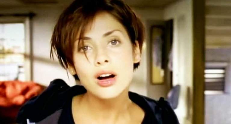 Natalie imbruglia torn