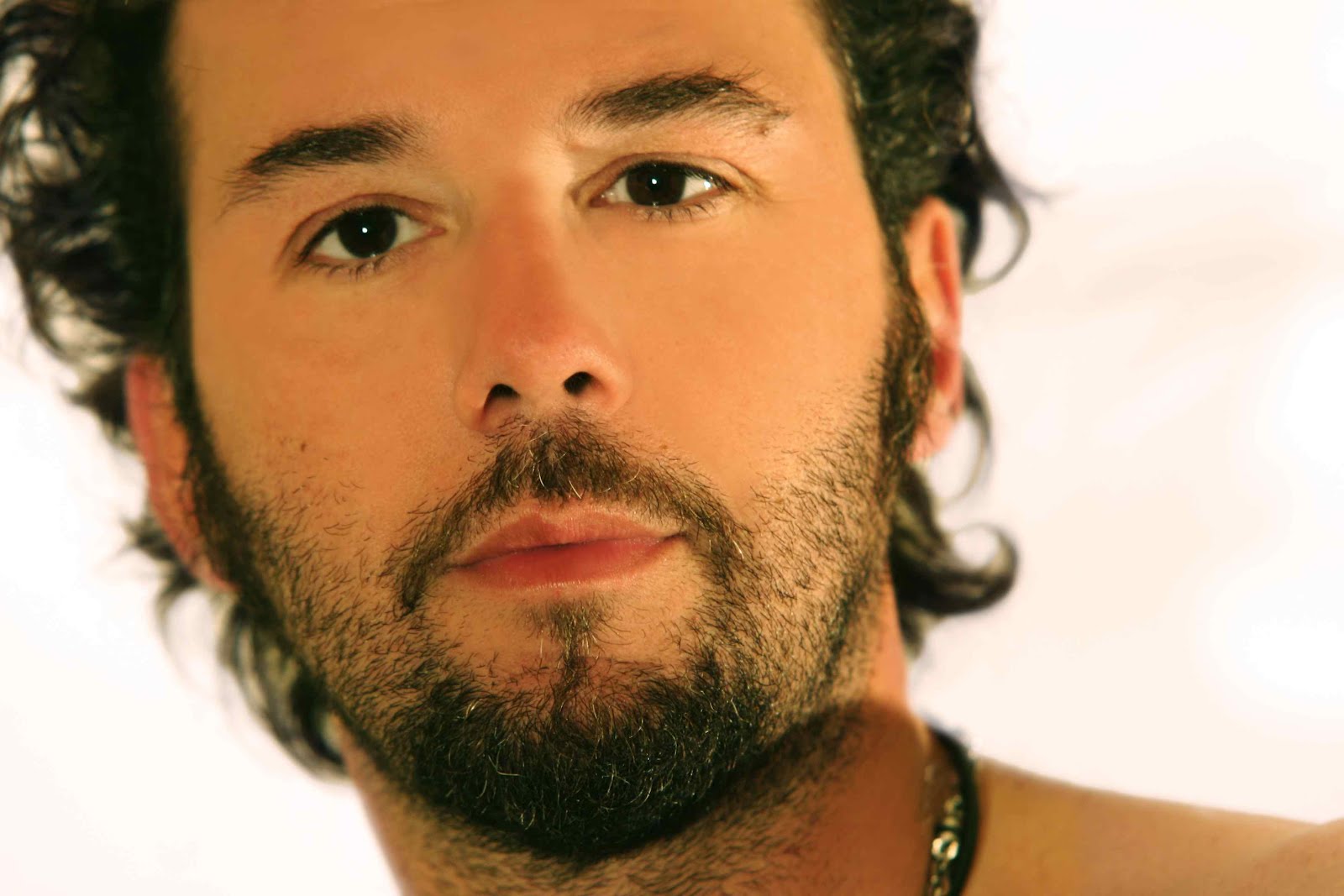 La versione bella di Masini, partì con qualche canzone mega depressa per poi virare sugli inni motivazionali.