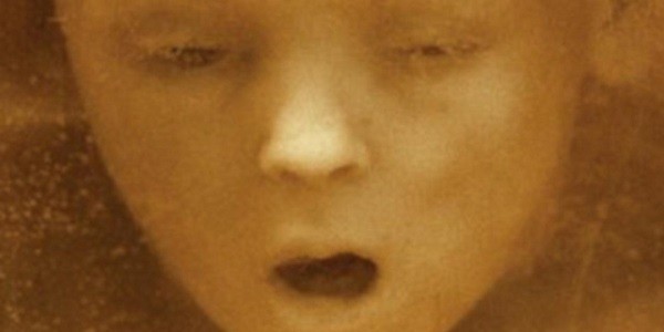 Riget in originale, miniserie tv del 1994 diretta da Lars Von Trier, ha inizio un ospedale danese in cui una medium sente il pianto di una bambina nell'ascensore... un crescendo di ansia senza fine, raccontato in pieno stile Lars Von Trier. Ovvero: grande regia e momenti assolutamente lontani dal politically correct. TEMPO DI VISIONE: 5 ore