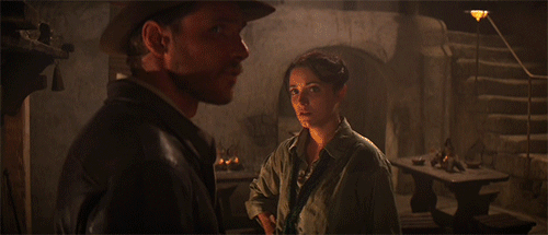 Il nome della fidanzata di Indy, interpretata da Karen Allen è un insieme di citazioni: Marion era il nome della nonna della moglie di Lawrence Kasdan, mentre Ravenwood era una  stradina di Los Angeles.