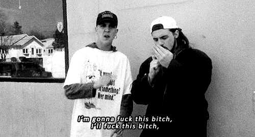 La prima apparizione della mitica coppia di personaggi che poi faranno parte di quasi tutti i film del regista: due tipi loschi ma sciocchi che stanno fuori dal negozio a vendere erba. Jay è sboccato mentre Silent Bob non parla quasi mai. Quest'ultimo è interpretato dallo stesso Kevin Smith. Li amiamo.