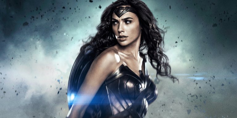 Il k-way di Wonder Woman, per tutte le amazzoni che non temono la pioggia