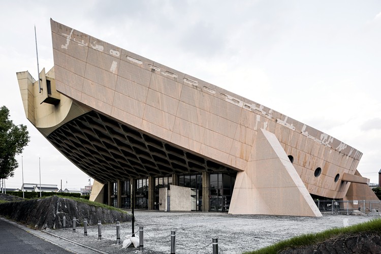 Kagawa Prefectural Gymnasium (arena sportiva).
Architetto: Kenzo Tange, 1962-1964. 
Takamatsu, Giappone.
Foto: Ste_Peg, 2016.