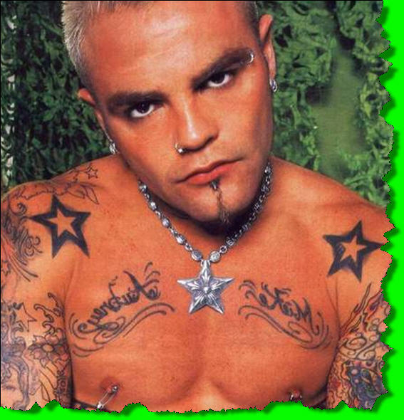 Se non avevi un piercing o un tatuaggetto, potevi anche non uscire. In quegli anni si è sviluppata la moda che oggi porta quasi tutti ad avere disegni di merda da portarsi indelebilmente nella tomba oppure lobi delle orecchie che sembrano totani. Di certo saremo una generazione di vecchi colorati.