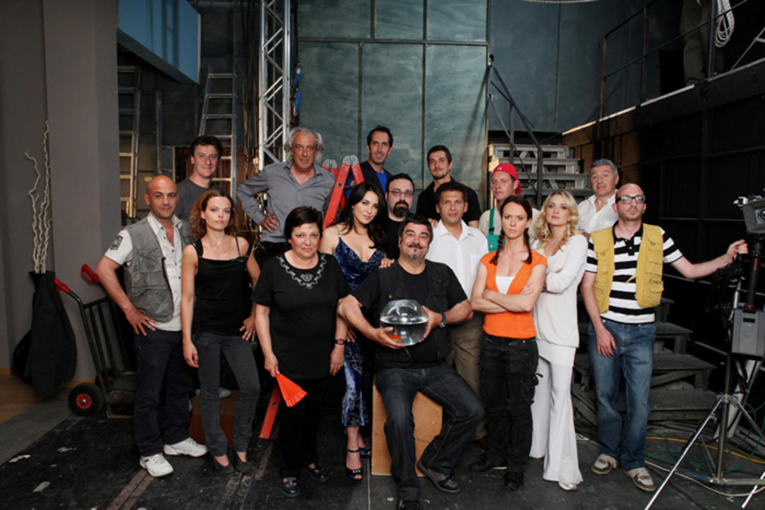 La fuori serie italiana tratta vizi e virtù di una troupe di tecnici, attori e stagisti alle prese con una fiction bruttissima, chiamata Gli occhi del cuore. Un cast spettacolare che riesce a dare il meglio grazie alla scrittura satirica e divertente degli sceneggiatori Ciarrapico, Torre e Vendruscolo. Lintrattenimento televisivo visto come lo specchio dell'Italia degli anni duemila. Ci è piaciuta perché è senza dubbio la migliore serie tv satirica italiana. Si può recuperare su Netflix