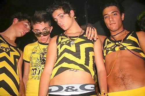 Dopo aver guardato questa foto, molti di voi si sono fatti esplodere le cornee. Eppure questi ragazzi tutti vestiti uguali, dalla sessualità ambigua e dal peggior abbigliamento nella storia dell'umanità, esistevano davvero e frequentavano le serate P-Gold di Milano.