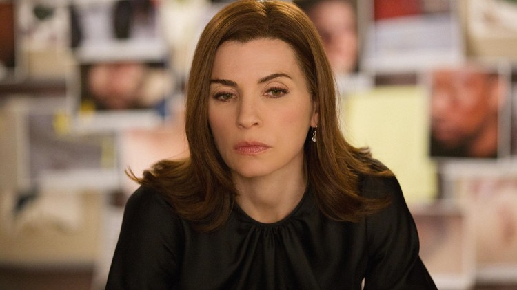 Da giovane, Juliana Margulies ha interpretato Carol Hathaway, infermiera di ER che rinunciava alla propria vita e carriera per seguire il suo amato dottor Doug Ross (George Clooney) in un’altra città. Dieci anni dopo, è tornata a interpretare la protagonista di una serie tv, vestendo i panni di Alicia Florrick in The Good Wife e portando a compimento una sorta di riscatto personale: come Carol, anche Alicia inizialmente è succube del marito, ma la storia della premiatissima The Good Wife è quella di una donna che non solo sa prendersi il centro della scena, ma riesce anche a eclissare il consorte.