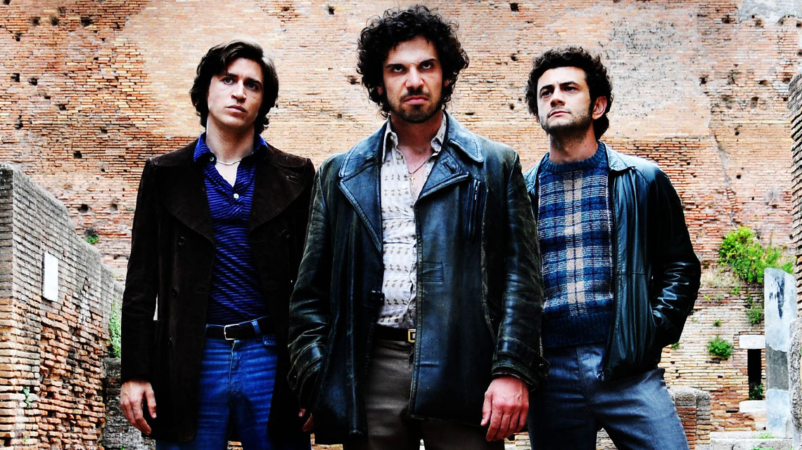 Serie tratta dal romanzo di Giancarlo De Cataldo, formata da due stagioni di enorme successo. La storia è quella della banda della Magliana, che dagli anni 70 ai primi del 90 ha tentato di conquistare Roma, tra sequestri, spaccio e omicidi. Le figure del Libanese, del Dandi e del Freddo sono rimaste nell'immaginario di un'intera nazione. La serie che ha lanciato un'intera generazione di nuovi attori, tra cui Francesco Montanari, Vinicio Marchioni, Alessandro Roja e Marco Bocci e ha consacrato l'assoluta bravura di Stefano Sollima.