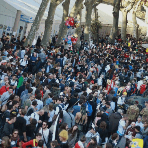 Una città relativamente piccola come Lucca, nei giorni del Lucca Comics & Games viene presa d'assalto da orde di barbari al cui confronto gli Estranei di Game of Thrones sono dei compagnoni. Presi singolarmente non sarebbero nemmeno cattivi, ma in repliche di 100mila a volta fanno davvero paura. Tu ti eri preparato con la tua cartina e con gli orari degli eventi ai quali volevi assistere: ti basta un primo sguardo alla folla per capire che non ce la farai mai e che sarà già un miracolo tornare a casa senza mutilazioni permanenti.