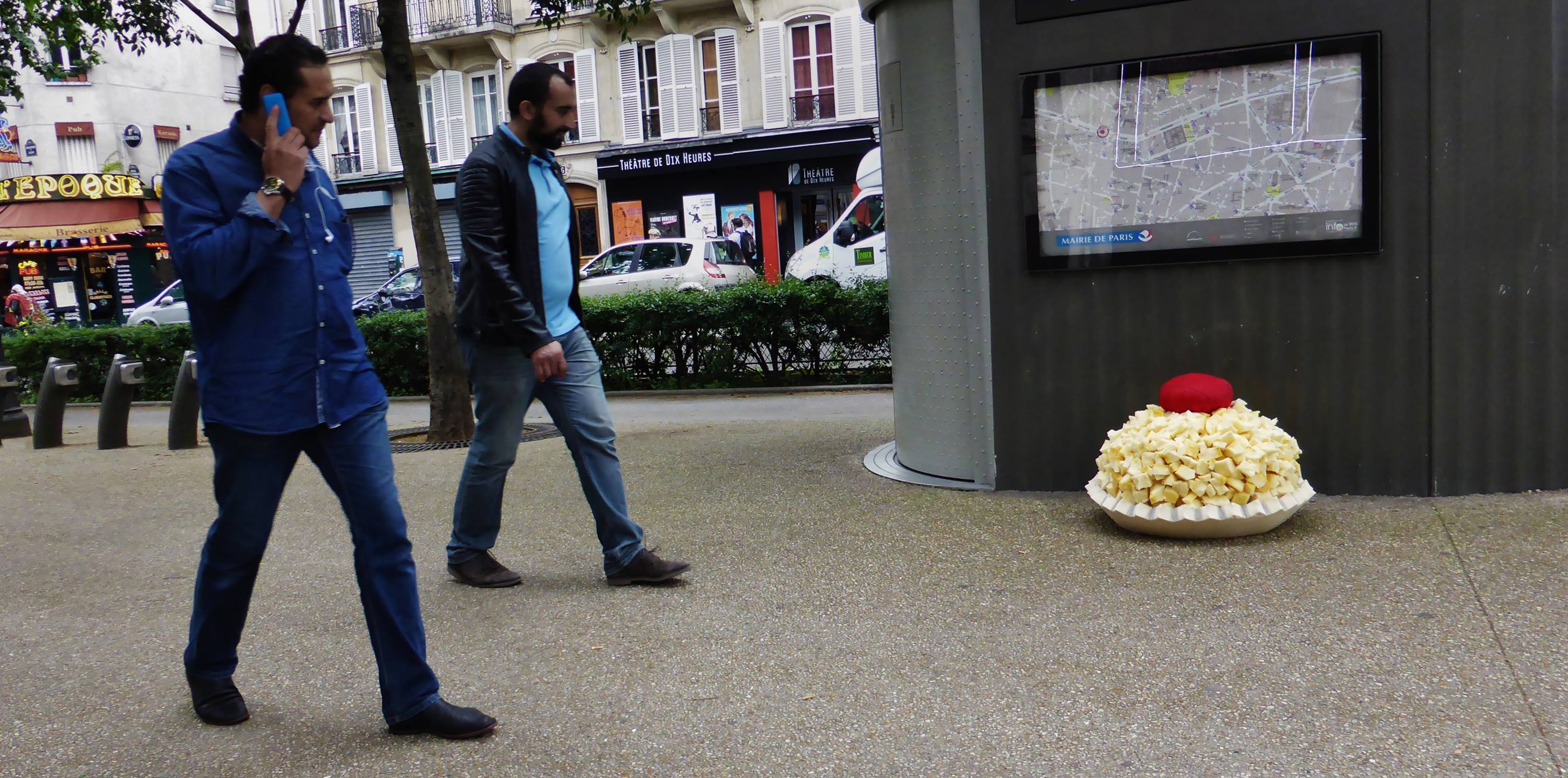 L’artista francese Lor-K trasforma i materassi abbonati in strada in sculture dalla forma dei cibi più divers