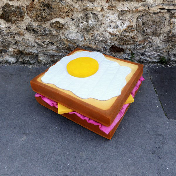 L’artista francese Lor-K trasforma i materassi abbonati in strada in sculture dalla forma dei cibi più divers
