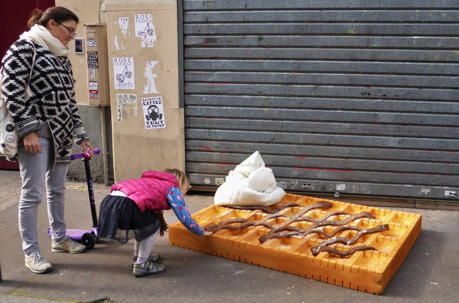 L’artista francese Lor-K trasforma i materassi abbonati in strada in sculture dalla forma dei cibi più divers