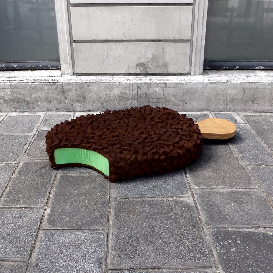 L’artista francese Lor-K trasforma i materassi abbonati in strada in sculture dalla forma dei cibi più divers