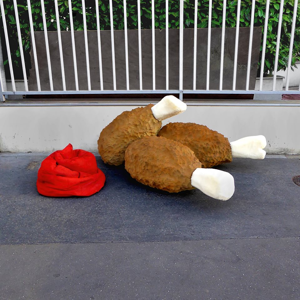 L’artista francese Lor-K trasforma i materassi abbonati in strada in sculture dalla forma dei cibi più divers