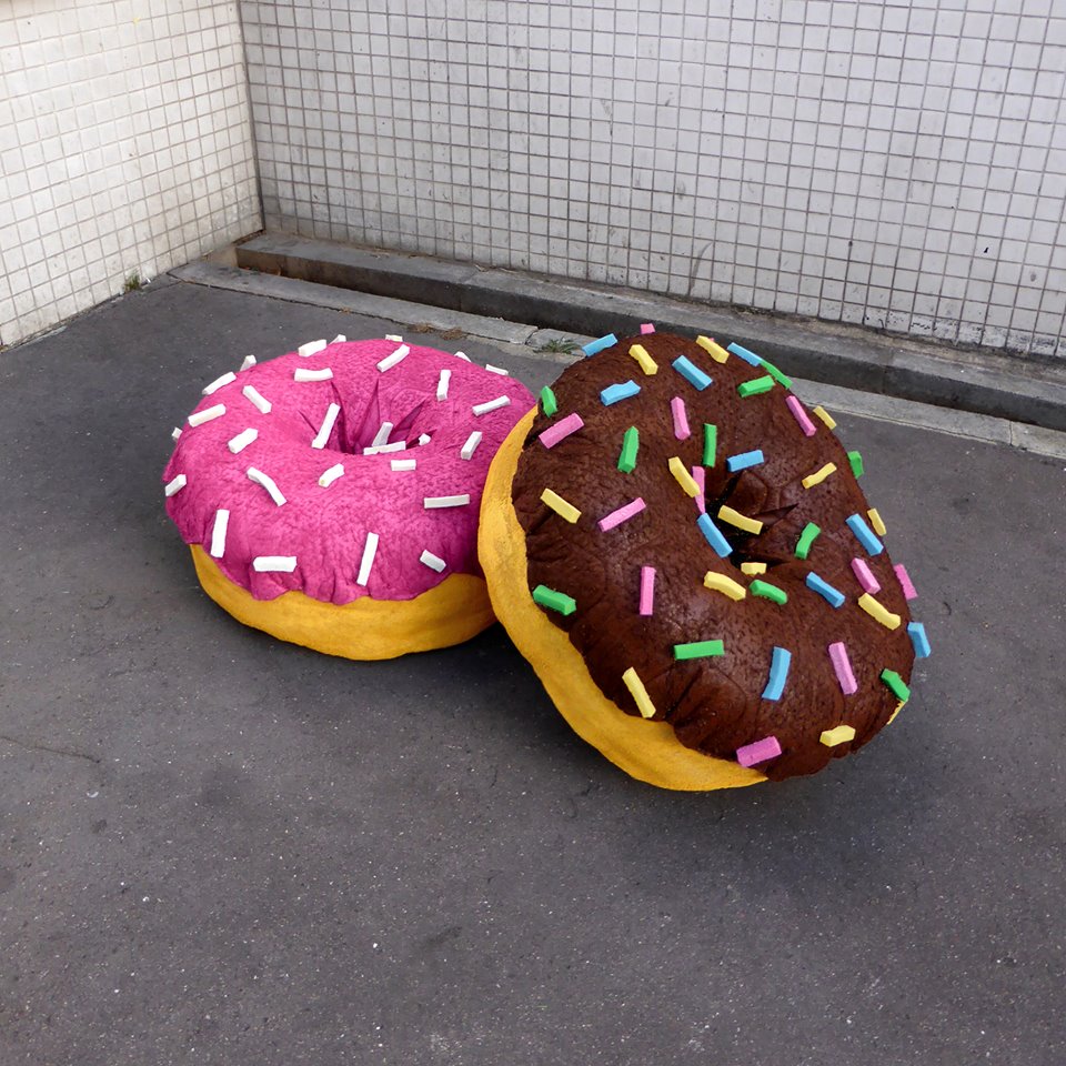 L’artista francese Lor-K trasforma i materassi abbonati in strada in sculture dalla forma dei cibi più divers